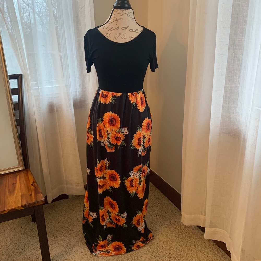 Sunflower sundress with pockets!💛😍